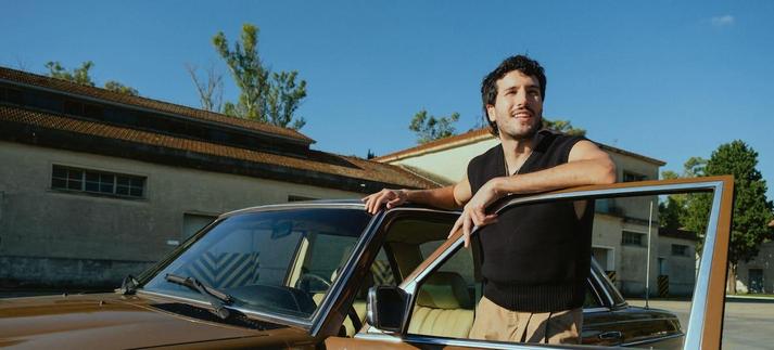 Sebastián Yatra, posa con un coche antiguo en una imagen promocional de su nuevo disco, Milagro (2025) / Universal Music