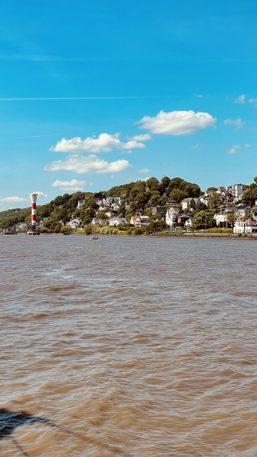 Das Falkensteiner Ufer an der Elbe - das gallische Dorf der Millionäre.