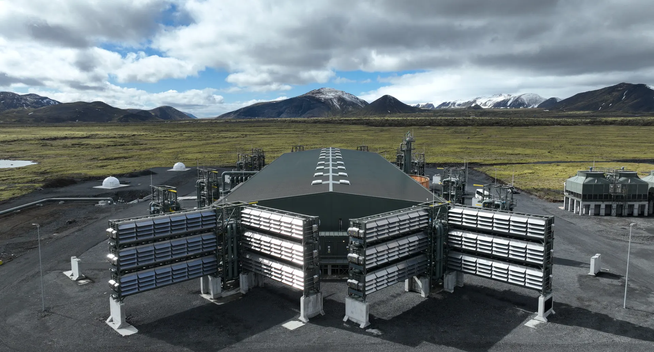 Diese Climeworks-Anlage in Island soll über 36’000 Tonnen CO₂ pro Jahr aus der Atmosphäre einfangen. Aktuell schafft sie das nicht.

"Eine der Anlagen solle fähig sein, über 36’000 Tonnen pro Jahr aus der Atmosphäre einzufangen. Im ersten Jahr waren es laut dem Journalisten nur 105 Tonnen."