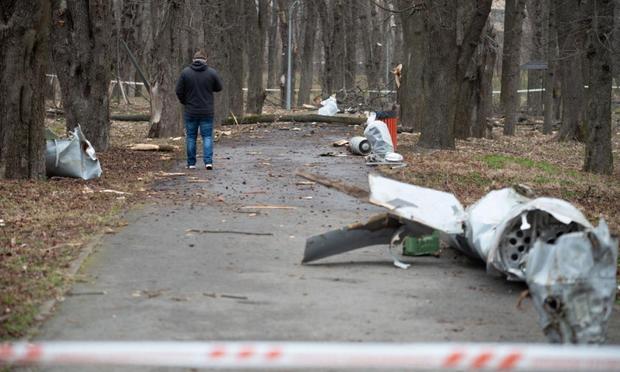 Fragmentos de misiles rusos en un parque tras un ataque aéreo en Kiev, el 24 de marzo de 2024. (Danylo Antoniuk / Anadolu via Getty Images)