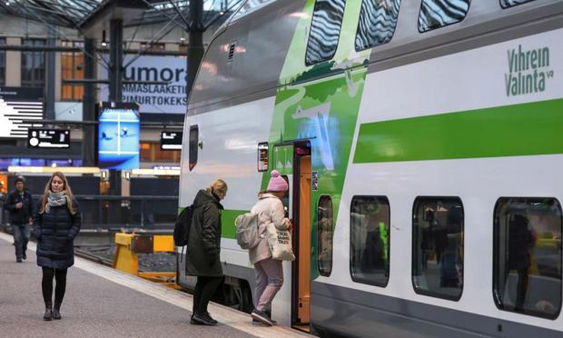 Unos viajeros suben a un vagón de tren en el andén de la Estación Central de Helsinki (FInlandia), en una imagen de noviembre de 2022. (Takimoto Marina / SOPA Images / LightRocket via Getty Images)