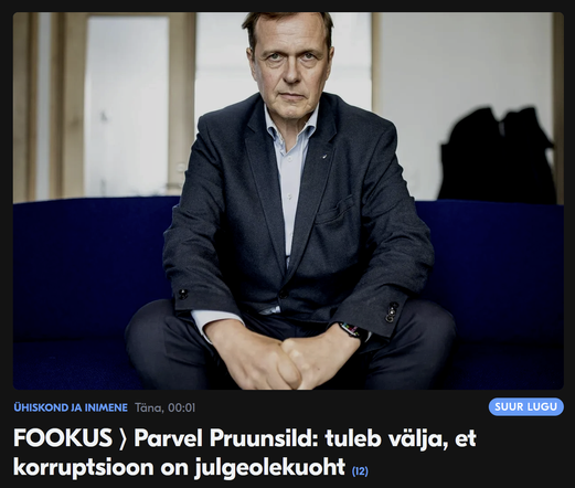 Parvel Pruunsild istub sinisel diivanil valgest toas, seljas must ülikond. Tal on suu viltu ja ta vaatab tõsisel näol kaamerasse. Ühe käe sürmed on teise käe kämblas ja perspektiiv muudab nad groteskselt suureks. Tundub selline vanem ja tõsine ja hästi väärikas mees.

Pealkiri: "Parvel Pruunsild: tuleb välja, et korruptsioon on julgeolekuoht"