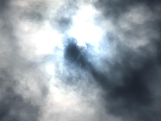 Spostando le nuvole nere, sembra che il sole abbia messo ali di luci