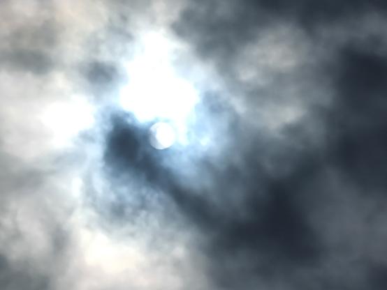Poco alla volta il sole si fa strada tra le nuvole, circondandosi di luce
