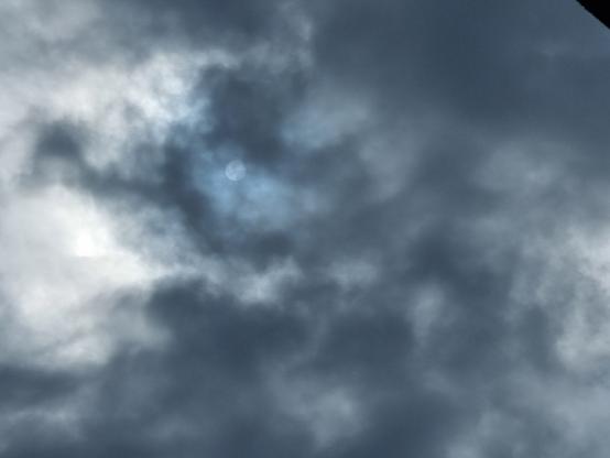Sole quasi totalmente coperto da nuvole nere