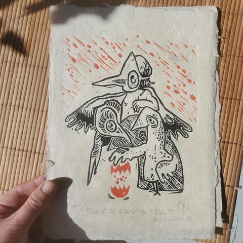 Photo du tirage noir / orange. 
Un personnage de profil, tout nu, portant un masque d'oiseau et une cape en ailes, se tient appuyé sur trois oiseaux et regarde au loin. Les trois oiseaux sont très intrigués par une espèce d'oeuf ouvert par l'un d'eux : à l'intérieur, des boules oranges en suspension. Ces mêmes boules semblent tomber en pluie autour du personnage masqué, qui est le seul à les voir par sa position en surplomb.