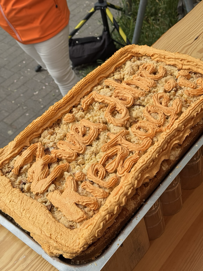 Kuchen. Darauf steht: Zwei Jahre Kieztage!