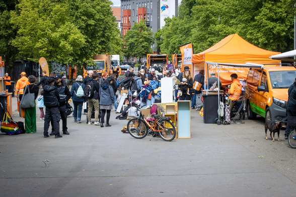 Übersicht zum Jubiläums-Kieztag: viele Menschen und Stände auf dem Crelleplatz