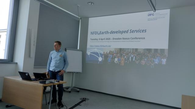 Tom Niers giving his talk.