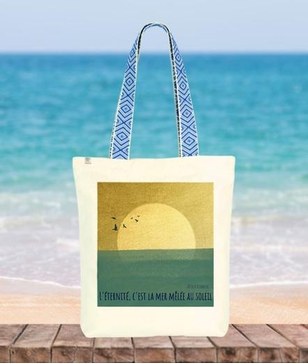 Un totebag illustré par un de mes dessins représentant un soleil couchant, et la citation d'Arthur Rimbaud