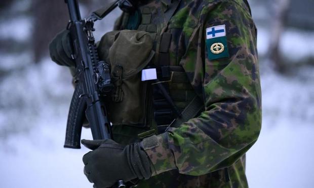 Un soldado finlandés de la Brigada Jaeger, experta en el Ártico, entrenando a tropas británicas, suizas y francesas para climas fríos, el 19 de noviembre de 2024 cerca de Heinujarvi, (Finlandia). (Leon Neal / Getty Images)