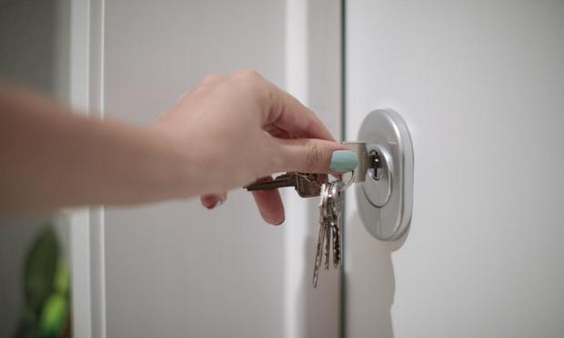 Una persona cierra una puerta. (GETTY)