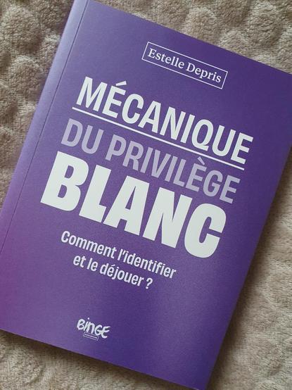 Couverture violette du livre "Mécanique du privilège blanc" par Estelle Depris.