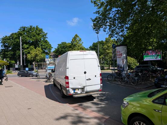 Lieferwagen steht am Ende einer Fahrradstraße in der Einmündung eines Fahrradwegs