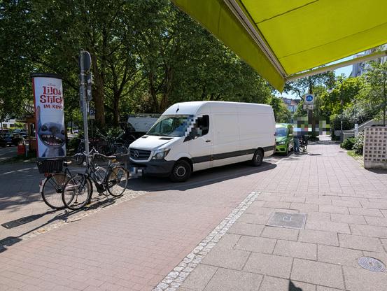 Lieferwagen steht am Ende einer Fahrradstraße in der Einmündung eines Fahrradwegs