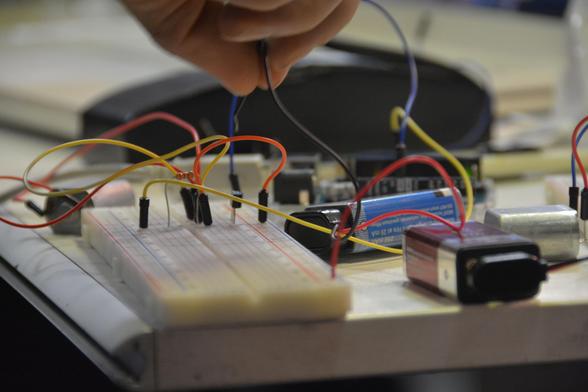 Das Foto zeigt eine Nahaufnahme eines gelöteten Synthesizers.