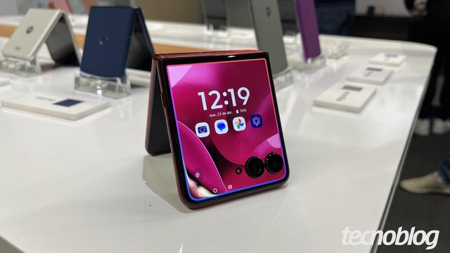 <figure class="wp-block-image size-large wp-lightbox-container"><img alt="Razr 60 Ultra aberto no formato de tenda e apoiado sobre mesa. A tela externa tem um contorno colorido, indicando a ativação da Moto AI." class="wp-image-822778" height="596" src="https://files.tecnoblog.net/wp-content/uploads/2025/04/razr-60-ultra-4-1060x596.jpg" width="1060" /><button class="lightbox-trigger" type="button">
			<svg fill="none" height="12" viewBox="0 0 12 12" width="12" xmlns="http://www.w3.org/2000/svg">
				<path d="M2 0a2 2 0 0 0-2 2v2h1.5V2a.5.5 0 0 1 .5-.5h2V0H2Zm2 10.5H2a.5.5 0 0 1-.5-.5V8H0v2a2 2 0 0 0 2 2h2v-1.5ZM8 12v-1.5h2a.5.5 0 0 0 .5-.5V8H12v2a2 2 0 0 1-2 2H8Zm2-12a2 2 0 0 1 2 2v2h-1.5V2a.5.5 0 0 0-.5-.5H8V0h2Z" fill="#fff">
			</svg>
		</button><figcaption class="wp-element-caption">Razr 60 Ultra identifica usuário e ativa assistente de IA (foto: Giovanni Santa Rosa/Tecnoblog)</figcaption></figure>


<details class="tb-resumo tb-callout padrao">
    Resumo
    <div class="tb-resumo-topicos tb-callout-texto"><ul>
<li>A Motorola lançou no Brasil os celulares Razr 60, Razr 60 Ultra, Edge 60, Edge 60 Pro e Edge 60 Fusion, com preços entre R$ 2.999 e R$ 9.999.</li>
<li>Os smartphones foram apresentados em 24 de abril e chegam ao país menos de um mês depois.</li>
<li>A nova geração traz melhorias em desempenho, com chips mais potentes, mais RAM e baterias maiores em quase todos os modelos.</li>
</ul>
</div>
</details>


<p>A Motorola anunciou a chegada de três novos smartphones