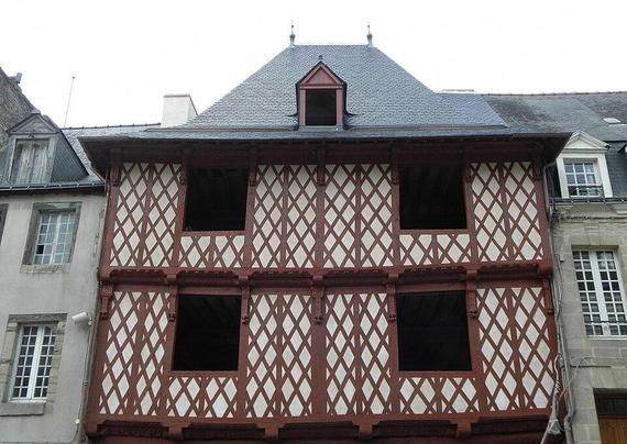 Maison du XVIe siècle, dite Maison Morice à #Josselin (#Morbihan) Façade à deux étages de pans de bois en encorbellements successifs qui reposaient autrefois sur une galerie formant portique au rez-de-chaussée....
Suite 👉 https://monumentum.fr/monument-historique/pa00091320/josselin-maison-du-16e-siecle-dite-maison-morice
#Patrimoine #MonumentHistorique
Photo CC-BY-SA 4.0 : GO69