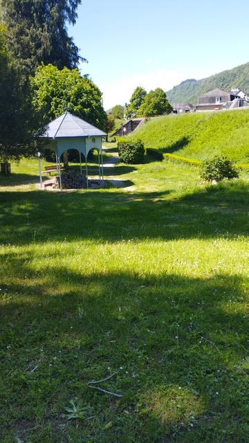 Kiosque de la fontaine, une source d'eau ferrugineure et relativement salée, au cantal. L'entourage est vert, c'est dans un tout petit parc, je ciel est blei
