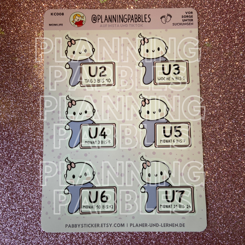 Handgezeichneter Doodle-Stickerbogen A6, mit 6  Aufklebern: BABYS mit rosa Schleife und lila Strampler, die Schilder mit Nummer und Zeitraum der Vorsorgeuntersuchungen halten. MOM LIFE Planersticker.