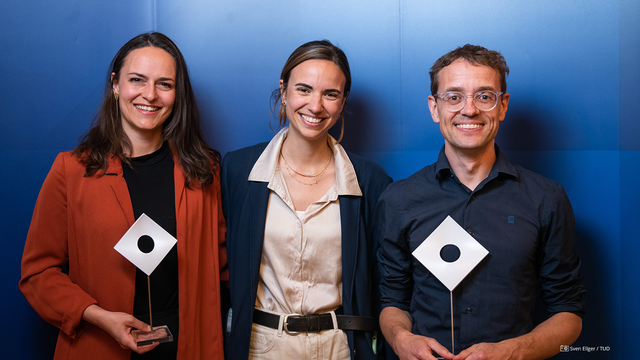 Foto der Preisträgerinnen und Preisträger des Preises für Wissenschaftskommunikation der TU Dresden: Dr. Hannah Muti (l.), Dr. Chiara Löffler (M.) und Prof. Simon Meier-Vieracker (v. l. n. r.).
