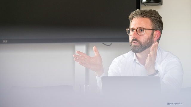 Foto von Matthias Fejes, Pressesprecher der TU Dresden, der in einem Workshop zu Teilnehmenden spricht.