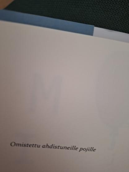Kirjan Minuus | Miinus omistusteksti: "Omistettu ahdistuneille pojille"