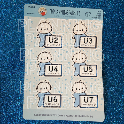 Handgezeichneter Doodle-Stickerbogen A6, mit 6  Aufklebern: BABYS mit blauem Strampler, die Schilder mit Nummer und Zeitraum der Vorsorgeuntersuchungen halten. MOM LIFE Planersticker.