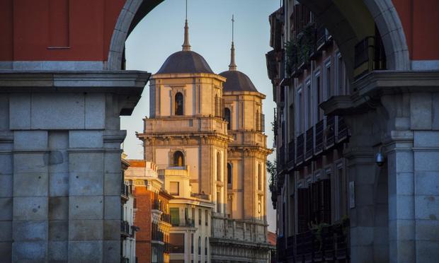 Vista de una calle desde la Plaza Mayor de Madrid. (Getty Images)