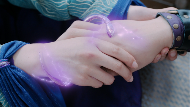 Yu Ziyuan passes her spiritual weapon Zidian on to her son Jiang Cheng.