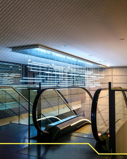 Lichtinstallation in einem Eingang der BND-Zentrale in Berlin. Im Vordergrund eine Rolltreppe.
