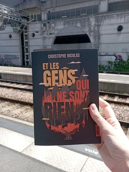 Photo du livre Et les gens qui ne sont rien de Christophe Nicolas devant des rails de train. 

Ça complète la phrase de Macron : "Dans une gare, on croise les gens qui réussissent et les gens qui ne sont rien".
