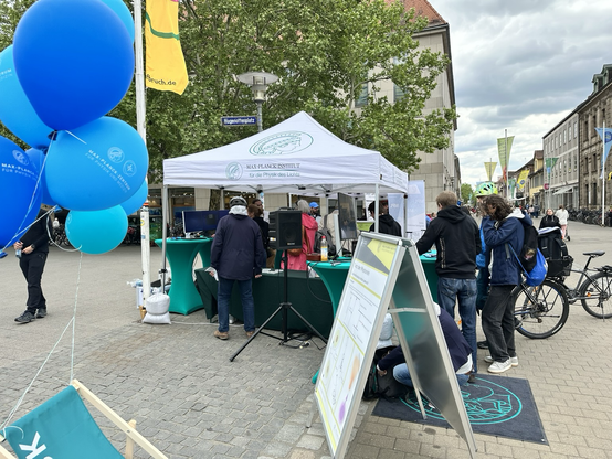 Our Science Tent in the City Center of Erlangen. There are many interested visitors.