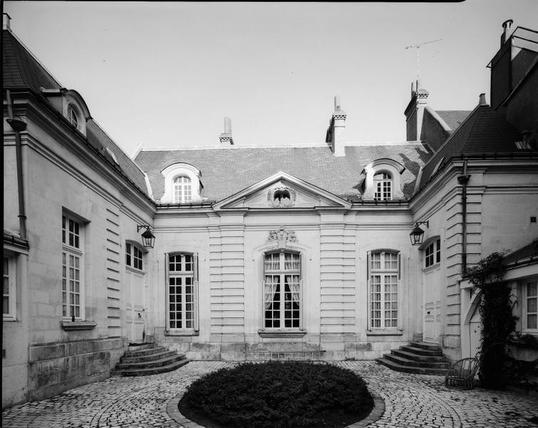 Maison de Pierre Meusnier à #Tours (#IndreEtLoire) Petit pavillon à un seul étage que Pierre Meunier, architecte et ingénieur des levées de la Loire, s'est lui-même construit. Une porte cochère, ouverte en retr...
Suite 👉 https://monumentum.fr/monument-historique/pa00098251/tours-maison-de-pierre-meusnier
#Patrimoine #MonumentHistorique
Photo CC-BY-SA 4.0 : Desprez37