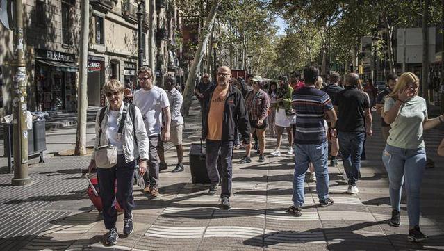 Turistes per la Rambla de Barcelona