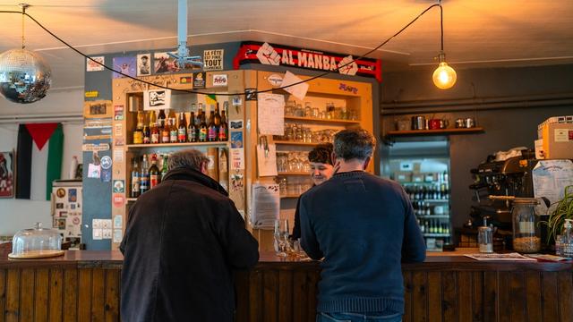 Deux personnes àl’intérieur du Magasin général de Tarnac.