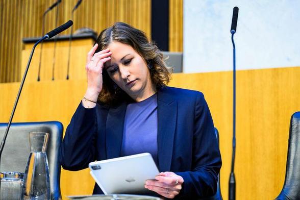 Fotountertitel des Standard: "Claudia Plakolm kommuniziert – wie wohl viele andere Regierungsmitglieder – in einer Chatgruppe mit europäischen Amtskolleginnen und Amtskollegen. "