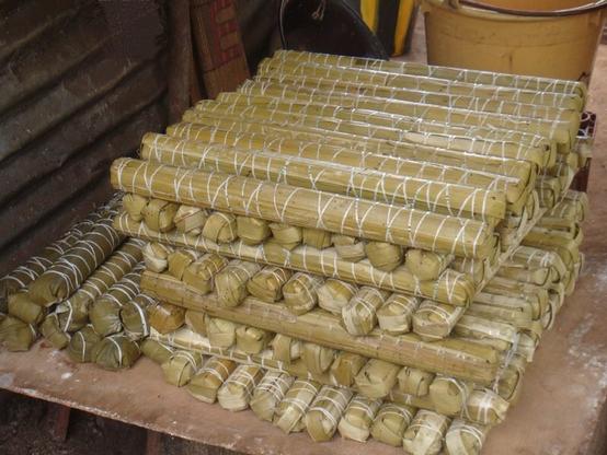 A stack of long sticks...
The exterior of each stick is made of yellow or green leaves, and tightly tied.