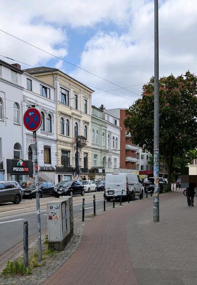 Mehrere Fahrzeuge stehen im absoluten Halteverbot.