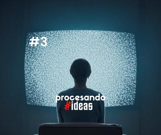 Una persona con el pelo corto, sentada de espaldas a una pantalla de televisión que muestra estática.  Sobre la persona, se superpone el texto "#3" y debajo, "procesando #ideas". La escena está iluminada con una luz azul tenue.