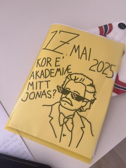 Teikna framside av Edvard Grieg med kule solbriller og teksten “KOR E’ AKADEMIÆ MITT, JONAS?”