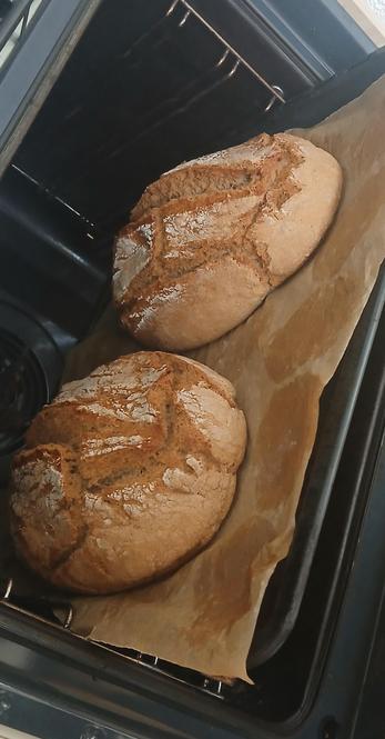 2 Laib Brot frisch aus dem Ofen 
Weitere Beschreibung in den Kommentaren