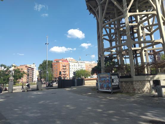 La zona bajo el deposito. En frente existen bancos para sentarse