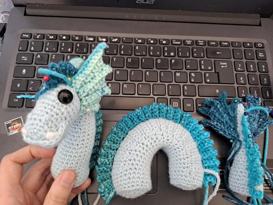 Dragon de mer au crochet en cours, bleu clair, avec les nageoires et la crête en dégradé de bleu.