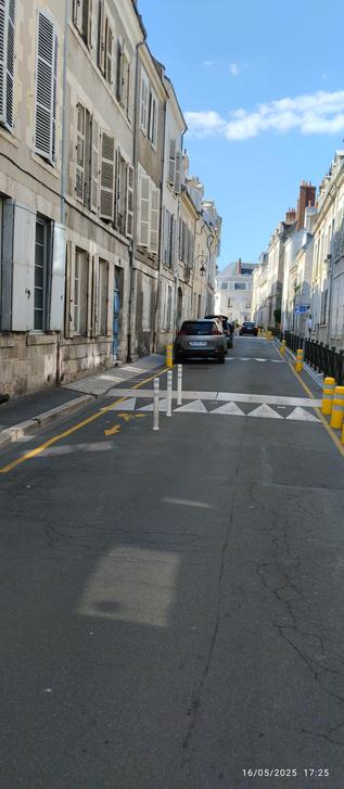 Un automobiliste stationne n'importe comment, à Orléans c'est possible