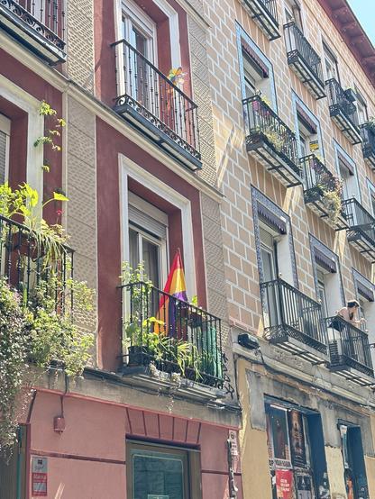 Una bandera española republicana volando de otro balcón del mismo apartamento.