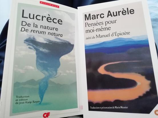 Couvertures de 2 livres de poche :
* "Pensées pour moi-même" de Marc Aurel.
* "De la nature" de Lucrece.