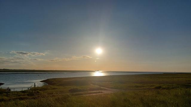 Sonnenuntergang in der Elbmündung. Von links mündet auch noch der Fluss Oste in das Elbe Aestuar.