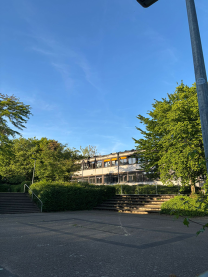 Abgebrannte Front des Gymnasiums