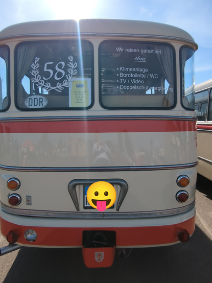 beim letzten Tag der offenen Tür der havag stand ein Oldtimer Bus, der mindestens 58 Jahre  alt ist. es gibt im linken Fenster im Heck eine 58 die drauf hindeutet.
im anderen steht:
Wir reisen garantiert
            ohne
Klimaanlage
Bordtoilette / WC
TV / Video
Doppelschutzverglasung

unter der 58 liegt ein Kennzeichenschild DDR und rechts davon ein gelbes A4 Blatt mit dem Text:
Bei uns wird der
Diesel
noch mit
Liebe
verbrannt